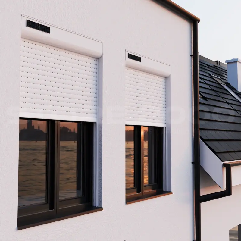 Volets roulants blancs sur façade de maison