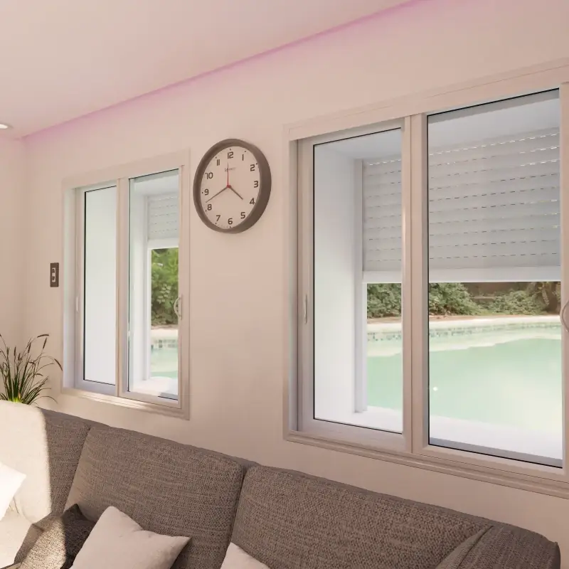 Volets roulants sur fenêtres avec vue piscine